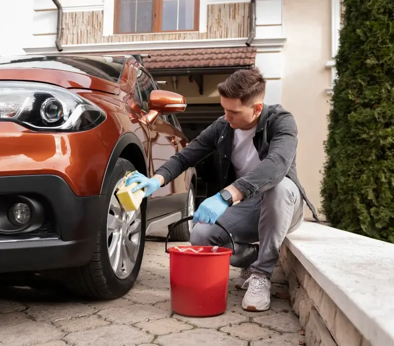 Lavage auto à domicile Beaugeay : professionnel intervenant sur un véhicule